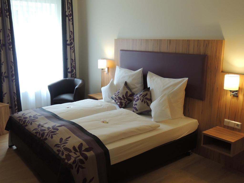 Sutter'S Landhaus Hotel Gensingen Bilik gambar